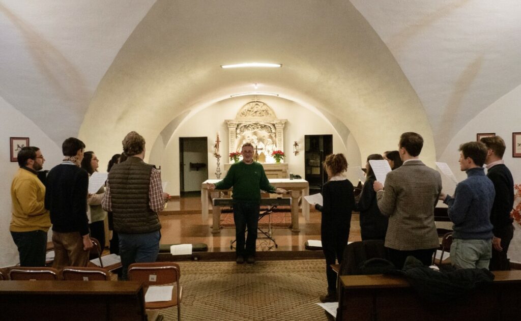 Bild des Vocal-Ensemble bei der Probe in der Krypta der Peterskirche