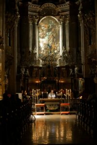 Bild der Roratemesse in der Wiener Peterskirche 