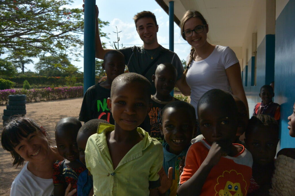 Der Autor Stefan Schmider hatte 2017 die Gelegenheit, mit Mitarbeiterinnen der NGO Lights for Africa nach Mitundu in Tansania zu reisen. Dort leisten der Missionierungsorden Barherzige Schwestern seit über 40 Jahren Entwicklungshilfe, wie die Sekundarschule der Kinder auf den Foto.