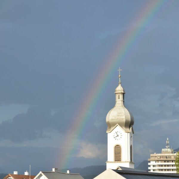 „Solange man nicht darüber spricht“: Im Zwiespalt von Queerness und Kirche