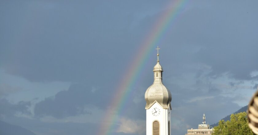 „Solange man nicht darüber spricht“: Im Zwiespalt von Queerness und Kirche