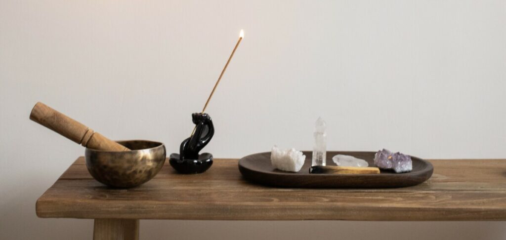 Immer mehr junge Menschen wählen Partner:innen nach passendem Sternzeichen aus, wissen über Globoli und C-Werte besser Bescheid als über politische Entwicklungen oder lassen sich ihr Leben von Tarotkarten erklären.